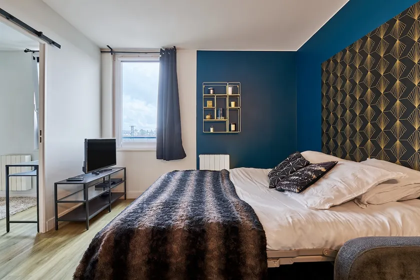 2 rooms, chic and modern, 400 m from the station and 5 min from the city center, internet - Image 1