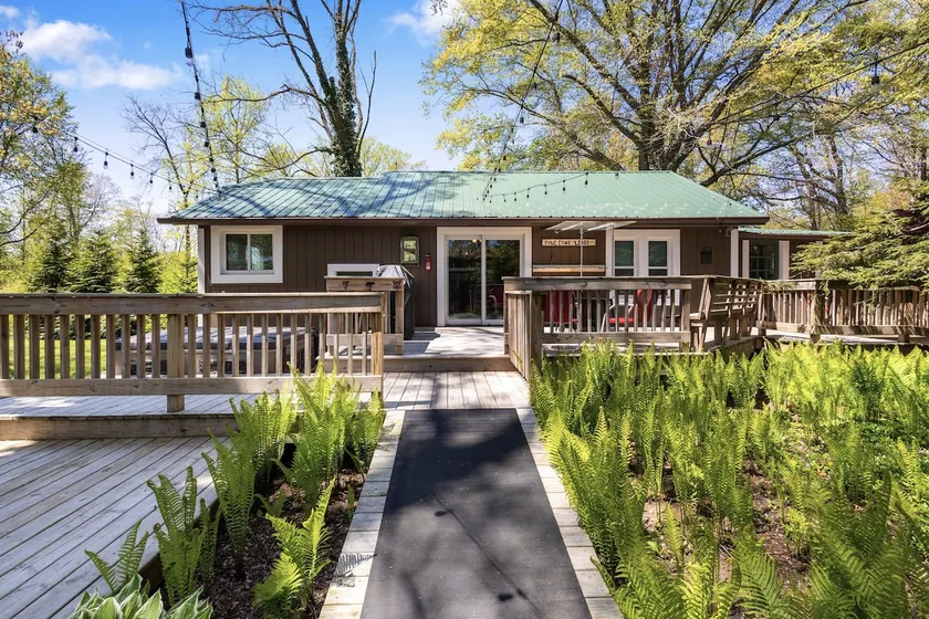 Beautiful garden oasis w/HOT TUB & screened porch! - Image 1