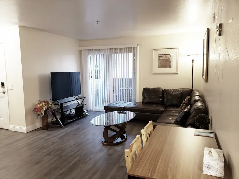Full Strip View, Condo, Free Parking /Gym/Pool - Image 1