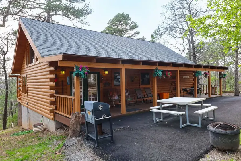 Bear Cliff Log Cabin. - Image 1