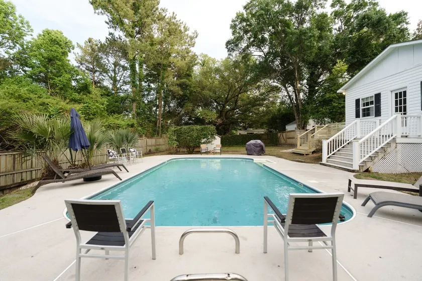 Southern Charm, Large Pool - Image 1