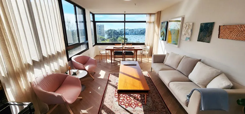 Beautiful harbour views, stylish apartment with pool & parking - Image 1