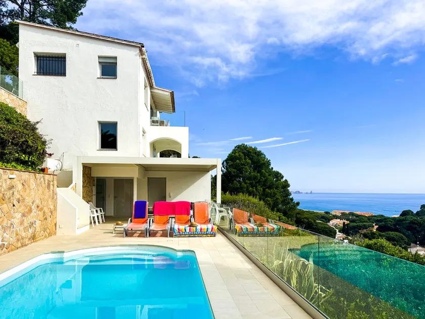 Fantastic villa with swimming pool and sea views. - Image 1