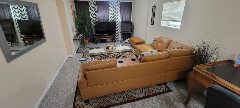 Private 2 BR Oak Park Garden Apt - Image 1