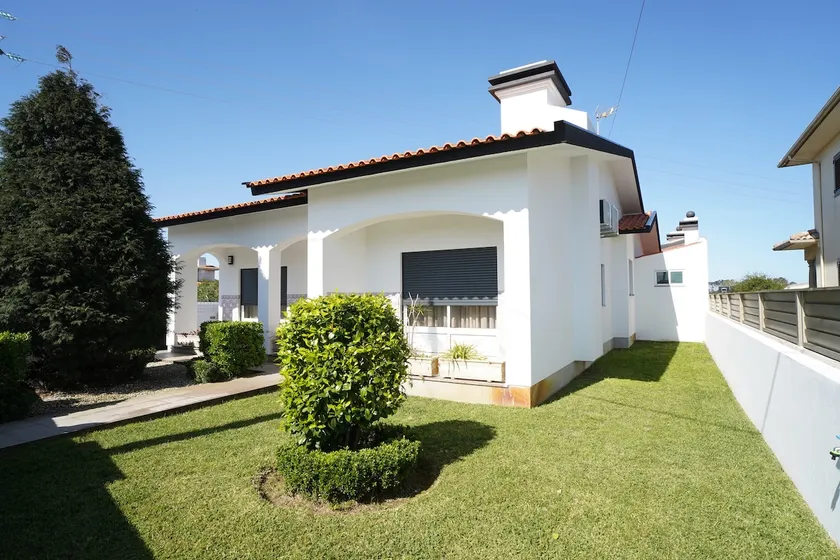 3 bedroom villa with barbecue and garden - Image 1