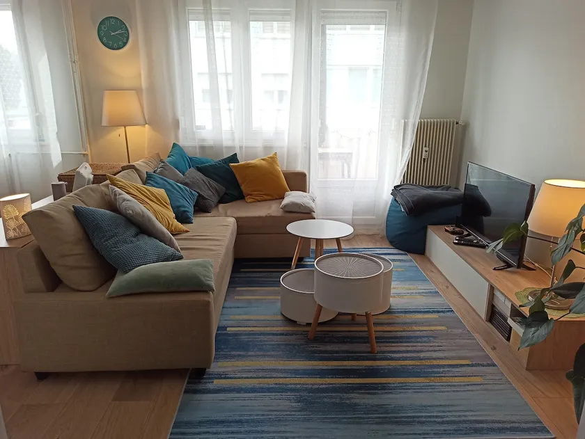 Bright apartment 30 minutes from the center + parking - Image 1
