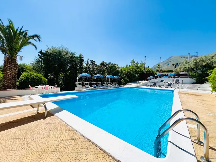 SCHÖNE VILLA mit SCHWIMMBAD für EXKLUSIVE Nutzung, nur wenige Kilometer vom Meer und Flughafen entfernt! - Image 1