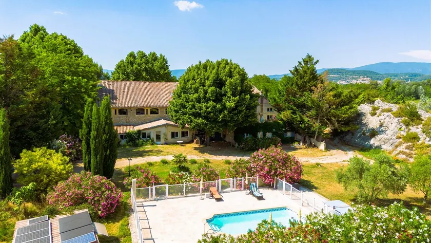 Les Oliviers Apt – Terrace, Hot Tub and Pool Access - Image 1