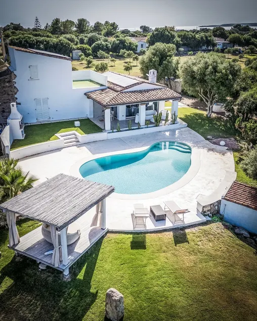 Villa with pool and garden, 1 km from the beach - Image 1
