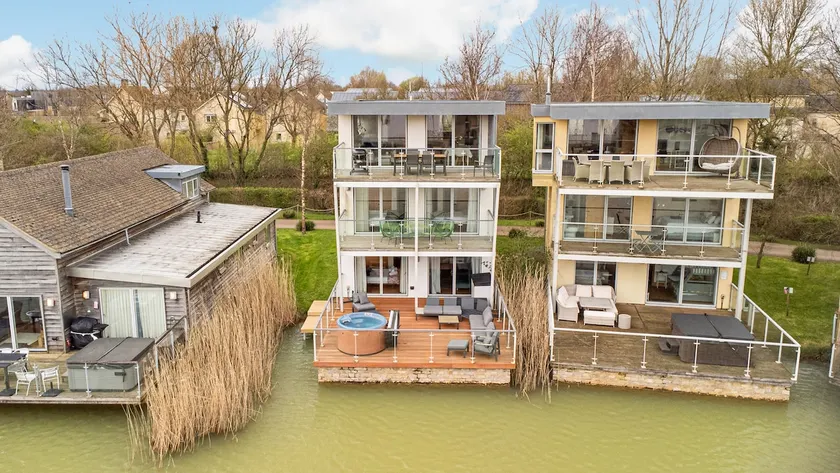 Lakeside Cotswolds Retreat with Private Hot Tub set on Lower Mill Estate - Image 1