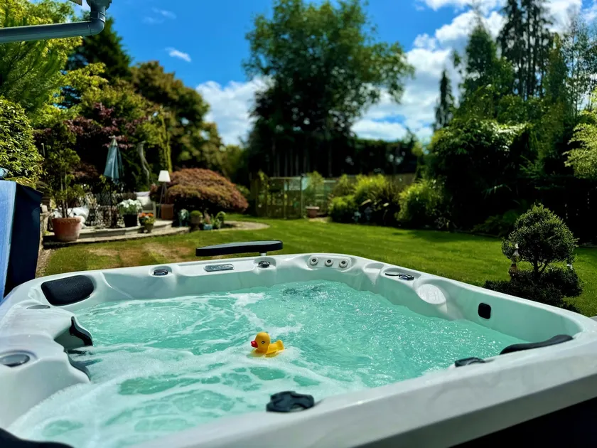 Cosy Hot Tub Haven - Studio - Image 1