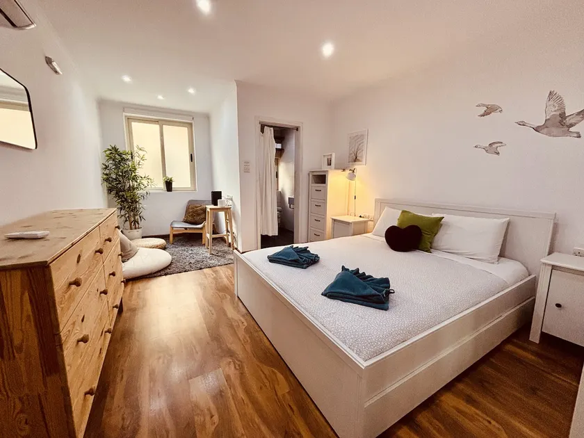Perfectly-located modern flat w/ self-checkin - Image 1