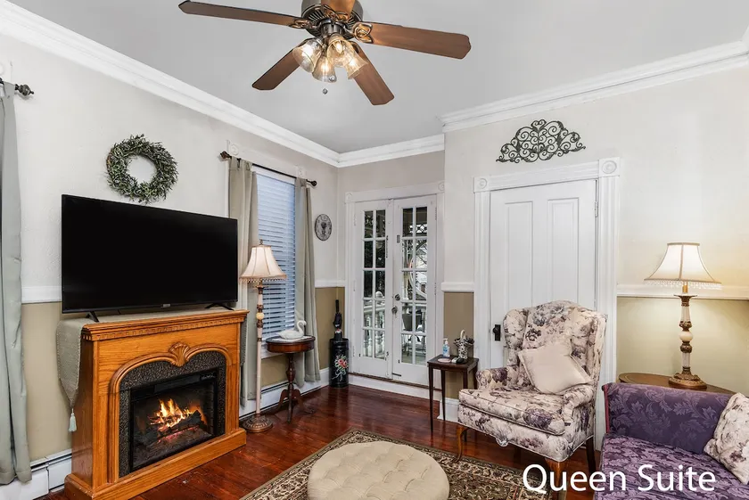 Private Queen Suite/Walk to River & Dining - Image 1