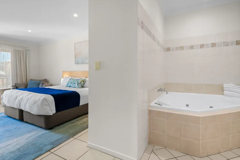 Terrigal Sails Serviced Apartments - Image 1