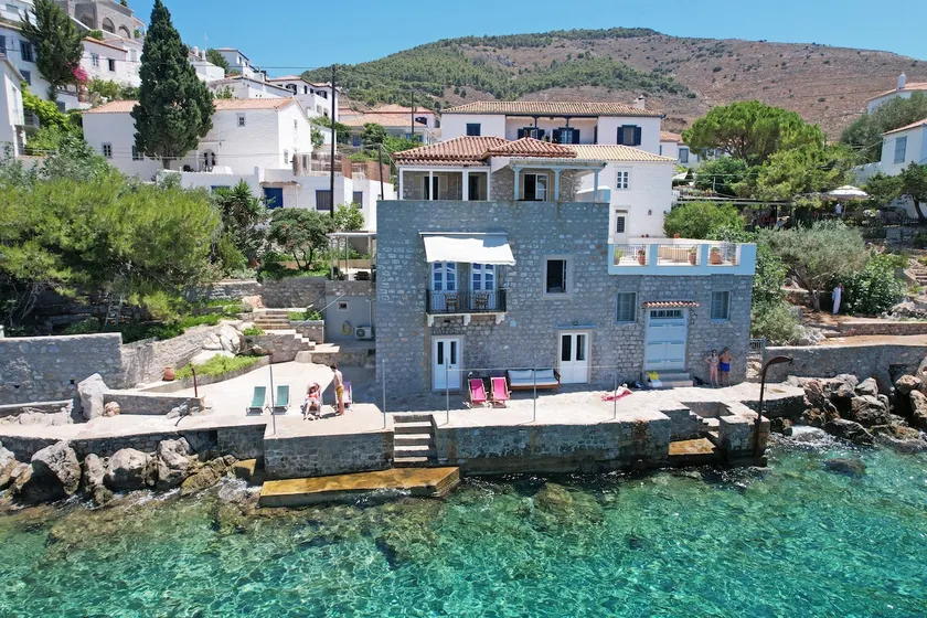 Summer house in Hydra in front of the sea - Image 1