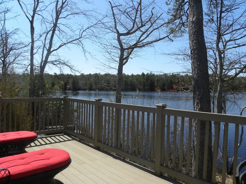 Scenic Lakefront cabin fish birdwatch kayak relax - Image 1