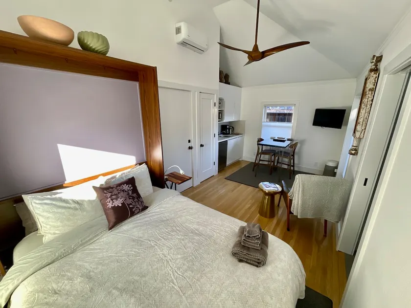 Modern Rockridge Studio with Private Deck - Image 1