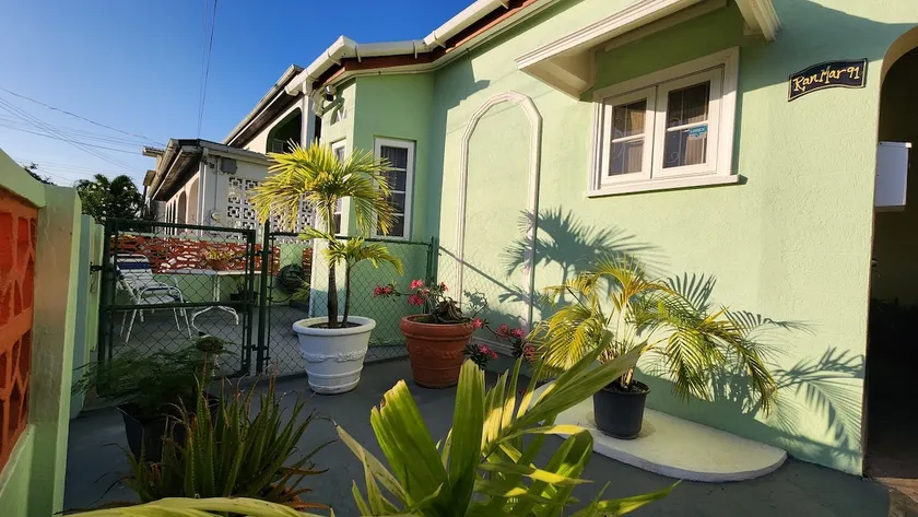 Garden Patio Studio with Gym, Near Beaches & Shops - Image 1