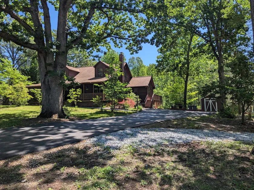 Lovely Cape Cod surrounded by mountains on 6 acres - Image 1