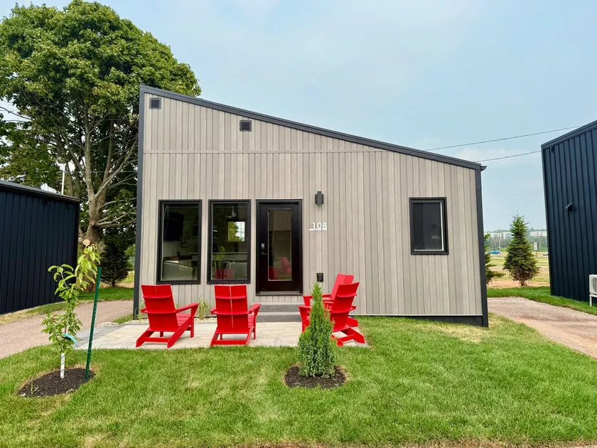 Brand New! - Modern 2 Bedroom City Cottage - Image 1
