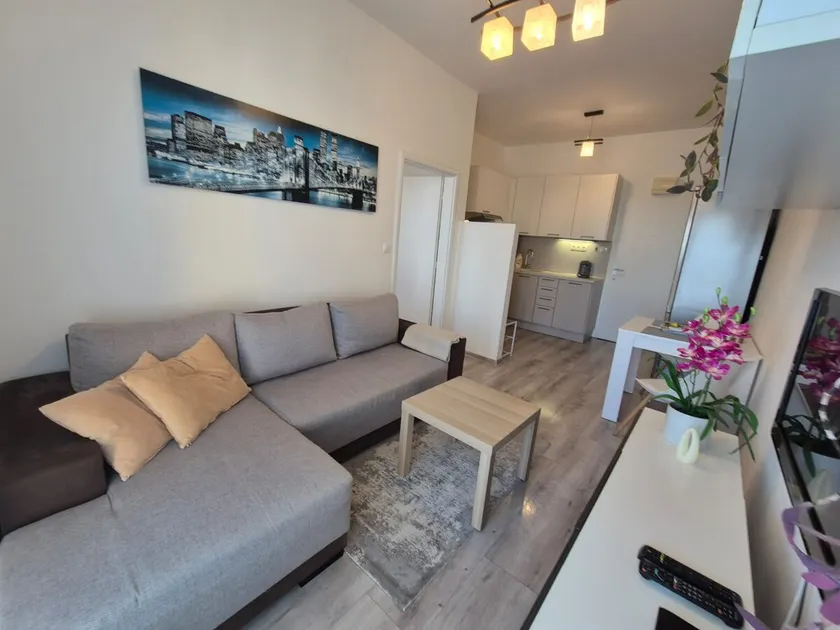 Cosy 2 bedroom flat close to the town with parking - Image 1