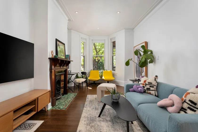 Luxury modern Victorian - private parking included - Image 1