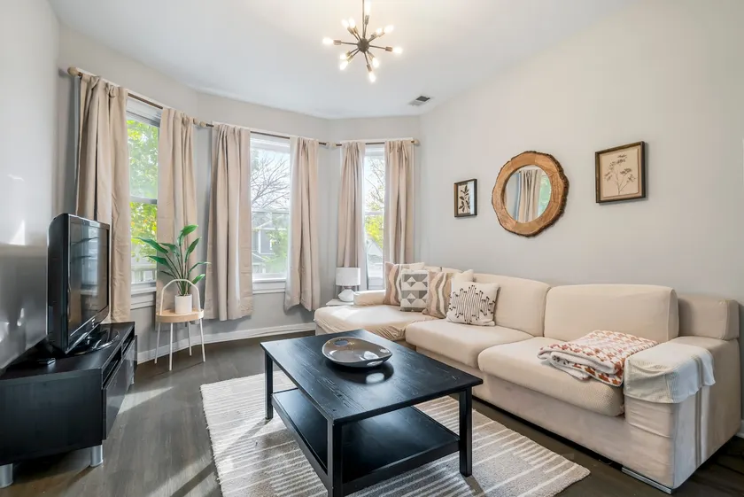 Bright & Renovated Duplex w/ Backyard - sleeps 10! - Image 1