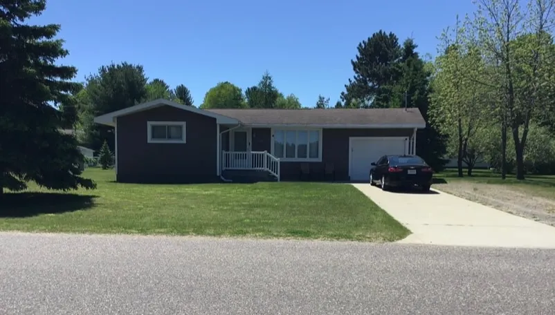 Adorable 3BR Ranch Across From Marina & Snow Trail - Image 1