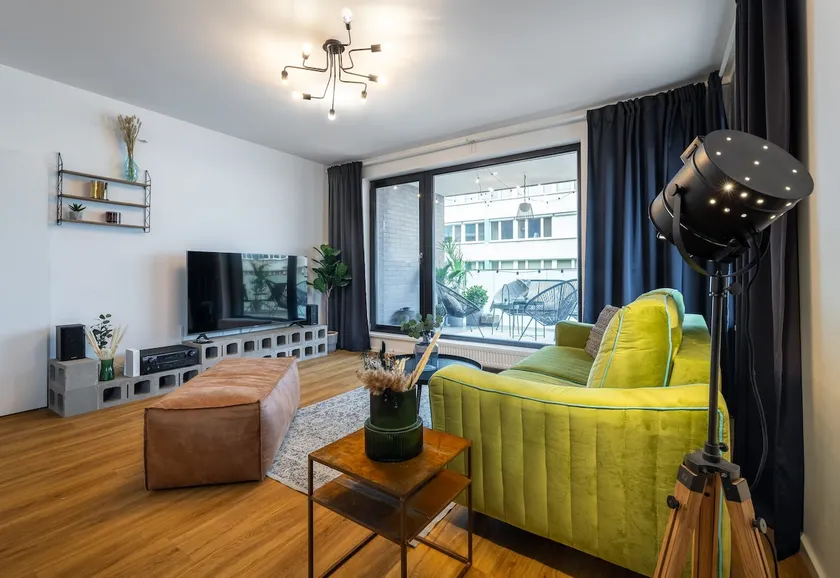 Stylish Invalidovna apartment with FREE parking - Image 1