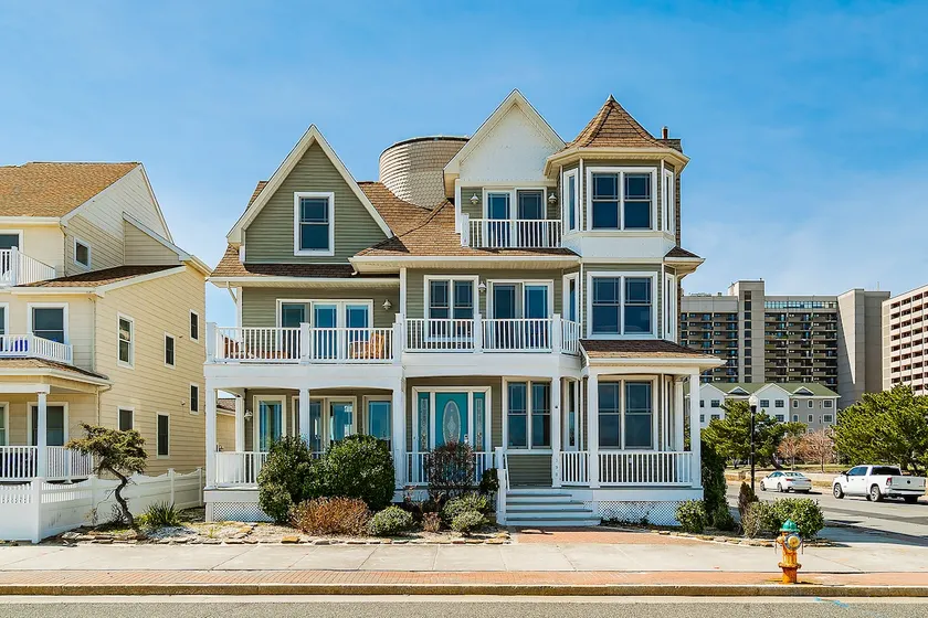 Waterfront AC Beach House - Image 1