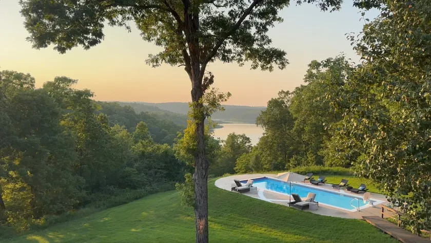 Betagende udsigt over søen !! 12 acre luksus ejendom med privat opvarmet pool - Image 1