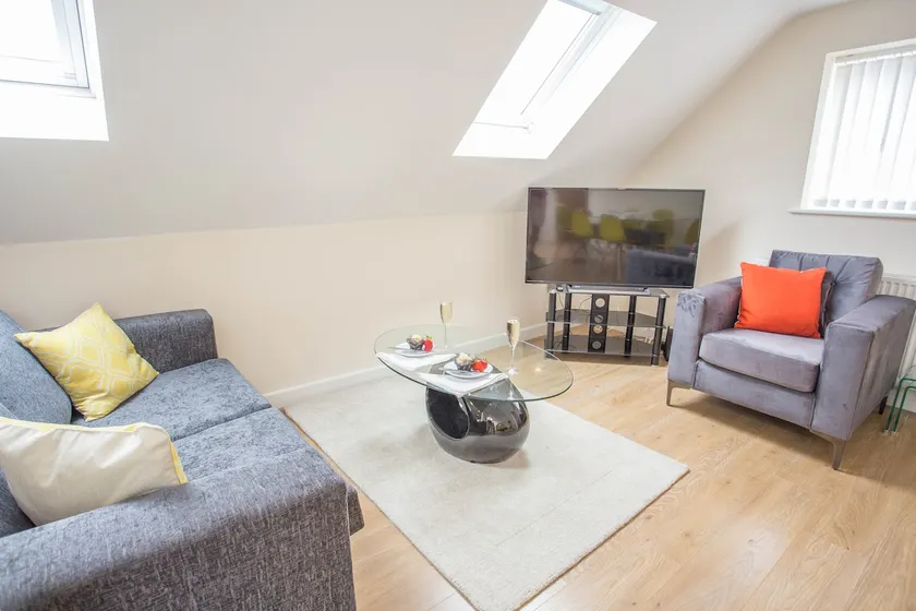 Oxford 2BR Apartment | King Bed | Parking - Image 1