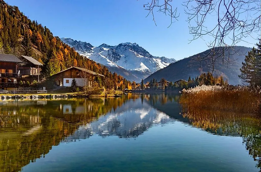 The luxury of tranquillity and autumnal colours - Image 1