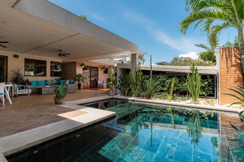 Spacious luxury villa with incredible ocean views, 5 minutes from the beach - Image 1