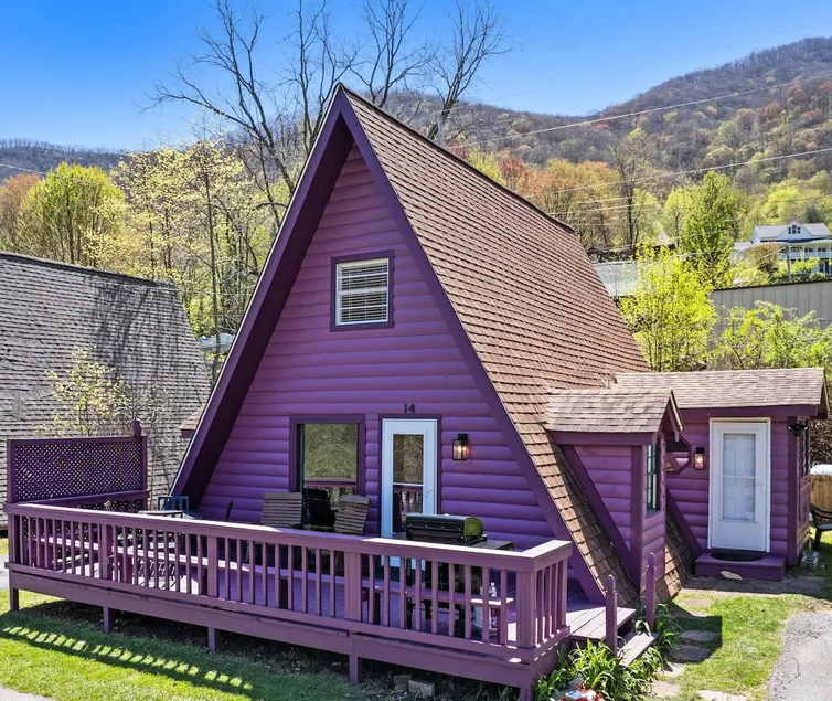 Cozy A-Frame Ski Chalet Near the Slopes - Sleeps 6 - Image 1
