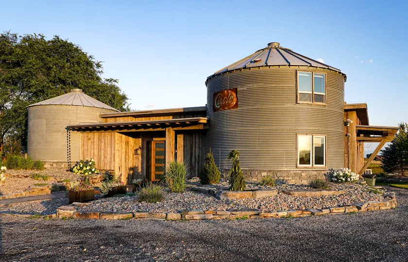 A unique custom home to fit your vacation needs. - Image 1