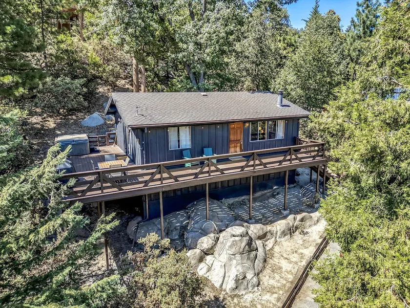 RACC00N Rock Charming Hot Tub Cabin - Image 1
