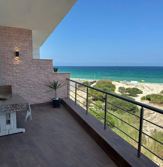 Beachfront apartment - Image 1