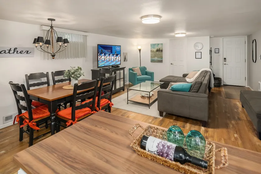 NEW 2 BDRM Airport/ Downtown Seattle, Pvt Modern - Image 1