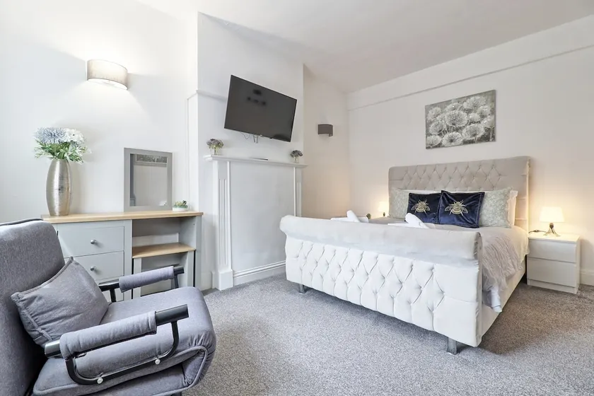 Stylish High Street Apt w/ Private Terrace - Image 1