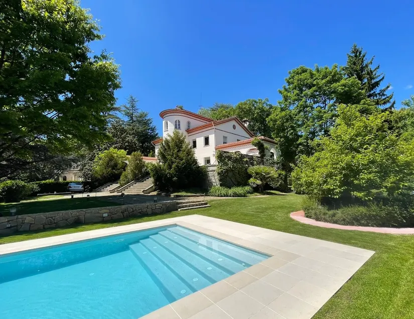 Spectacular ”Chateau” House in the center of Olot - Image 1