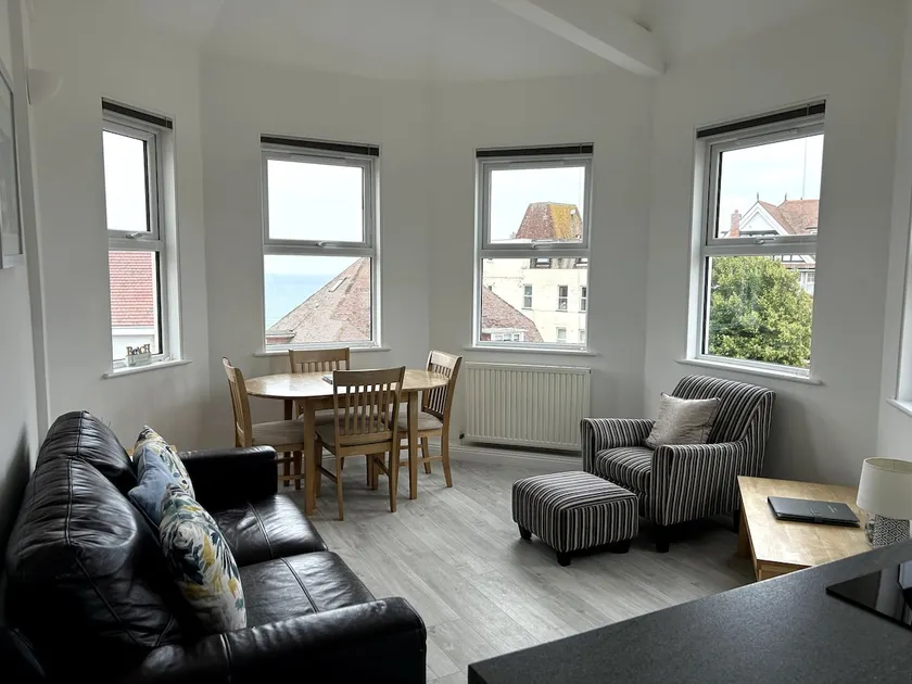 Top Floor Sea View Apartment, near Beach & Parking - Image 1