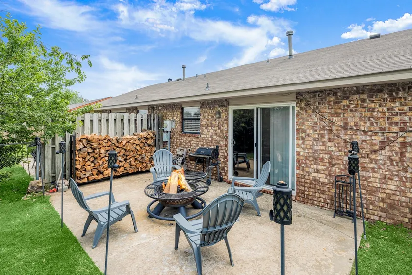Near Razorback Stadium & Attractions | Firepit - Image 1
