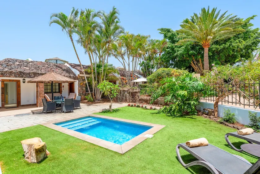 VILLA CON PISCINA PRIVADA CLIMATIZADA EN EL SUR DE TENERIFE CAMINANDO AL PUEBLO - Image 1