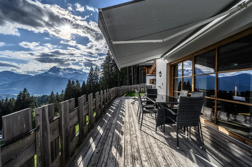 Chalet with wonderful views and hot tub - Image 1