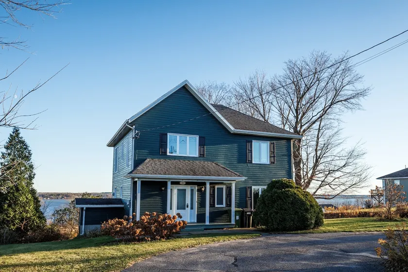 Country house with river views - Image 1