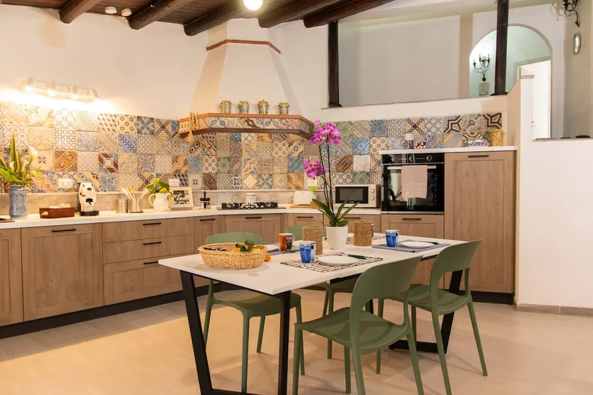 Seafront villa with private garden and free Wi-Fi - Image 1