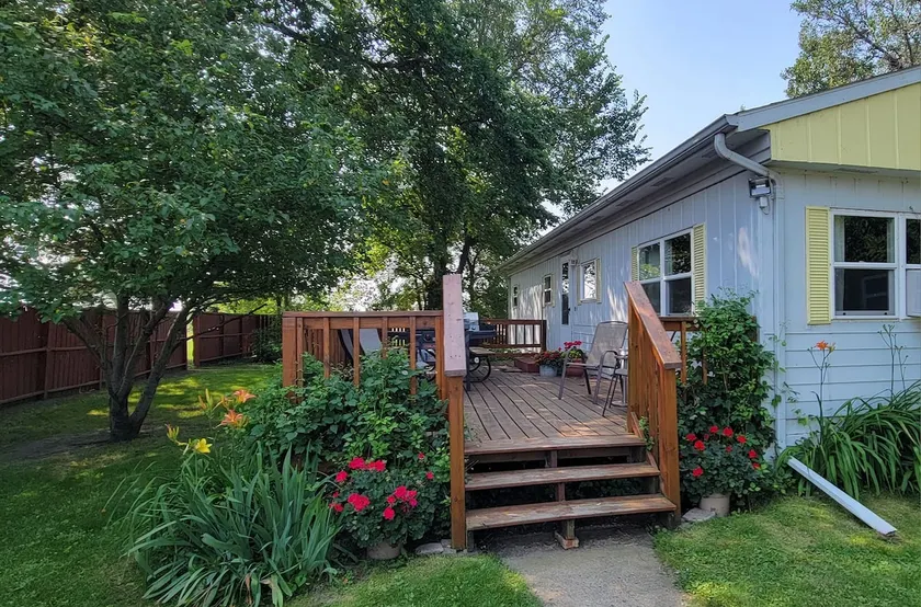 Pipestem Creek Garden Lodging. Bobolink house - Image 1