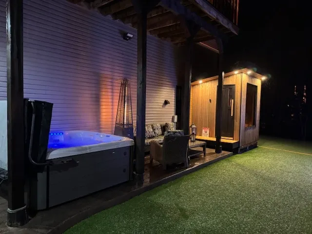 Luxury Lakefront Suite - Hot Tub & Amenities! - Image 1