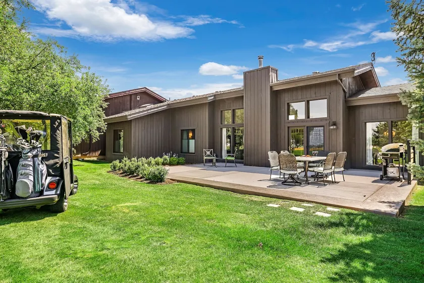 Family-Friendly Townhome convenience + Golf Views - Image 1